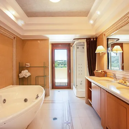 Palm Hill Villa, Royal Retreat, By Thinkvilla Vila *