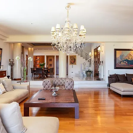 Palm Hill Villa, Royal Retreat, By Thinkvilla Vila